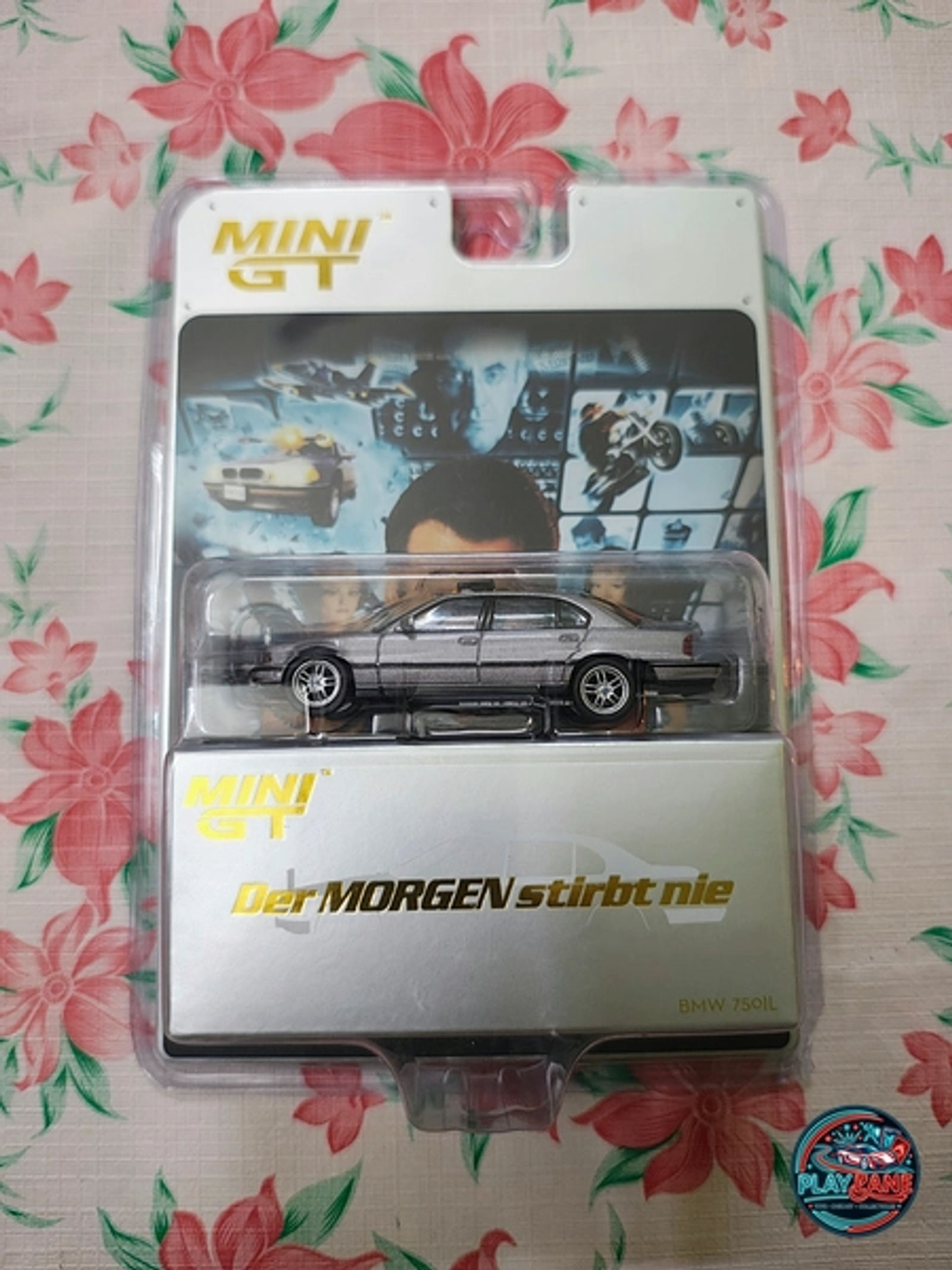 Mini GT 1:64 BMW 750iL – James Bond 007 "Tomorrow Never Dies" (Premium German Edition Blister Pack) - Main View 2