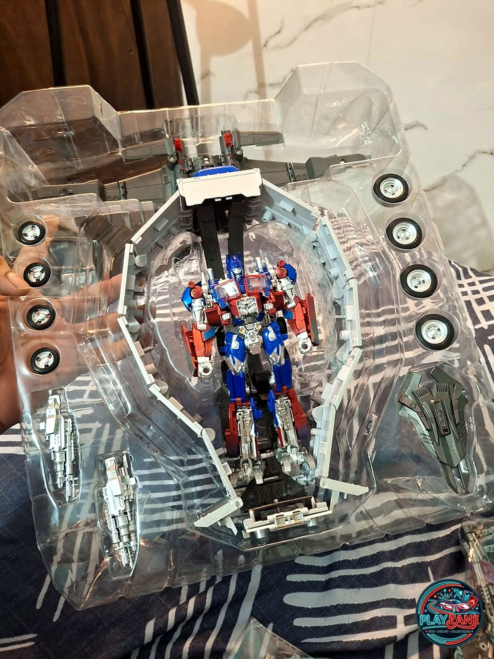 Baiwei TW-1022EX Metallic Optimus Prime & CY-01 Weapons Trailer Set (3rd Party Transformer) - Main View 2